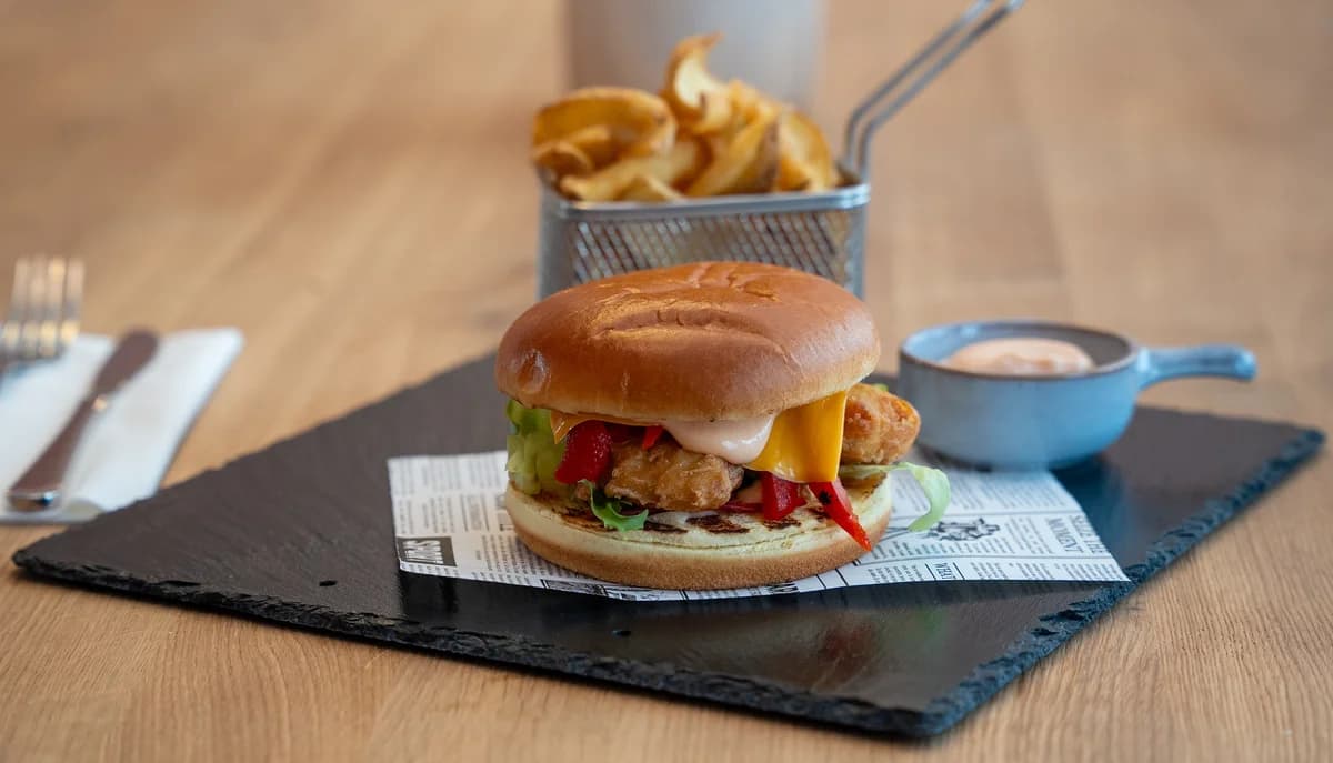 Burger de Pui si Cartofi Prajiti / Burger with chicken strips and French Fries