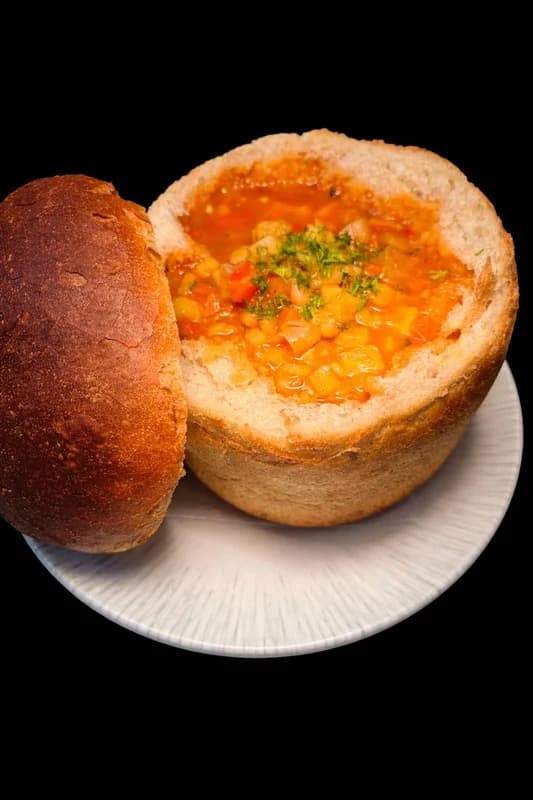 Ciorba de fasole în pâine cu afumătură