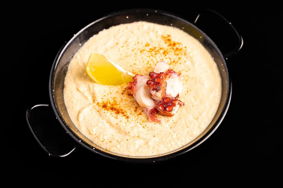 Humus cu caracatița