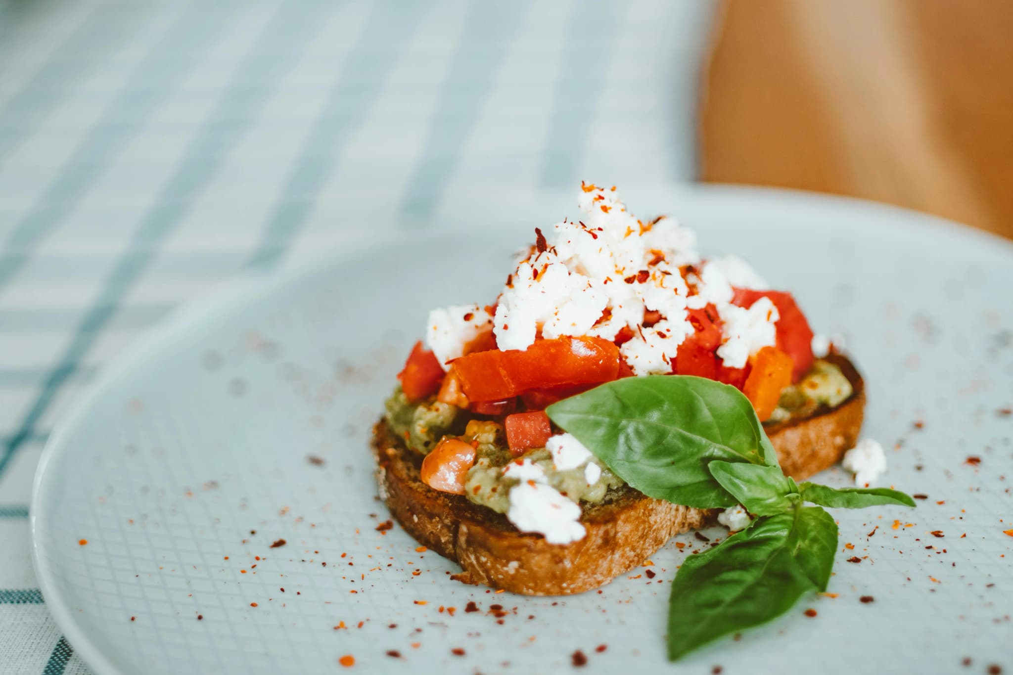 Avocado toast cu roșii și busuioc - Rețetă rapidă