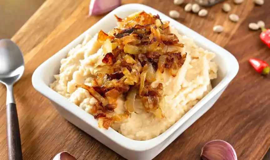 Fasole bătută cu ceapă caramelizată - Rețetă