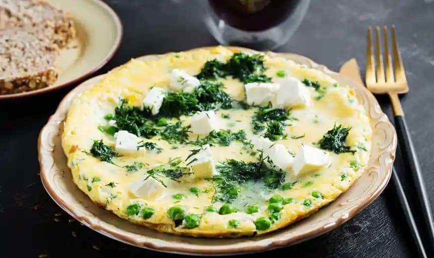 Omletă rapidă cu spanac și brânză feta - Rețetă