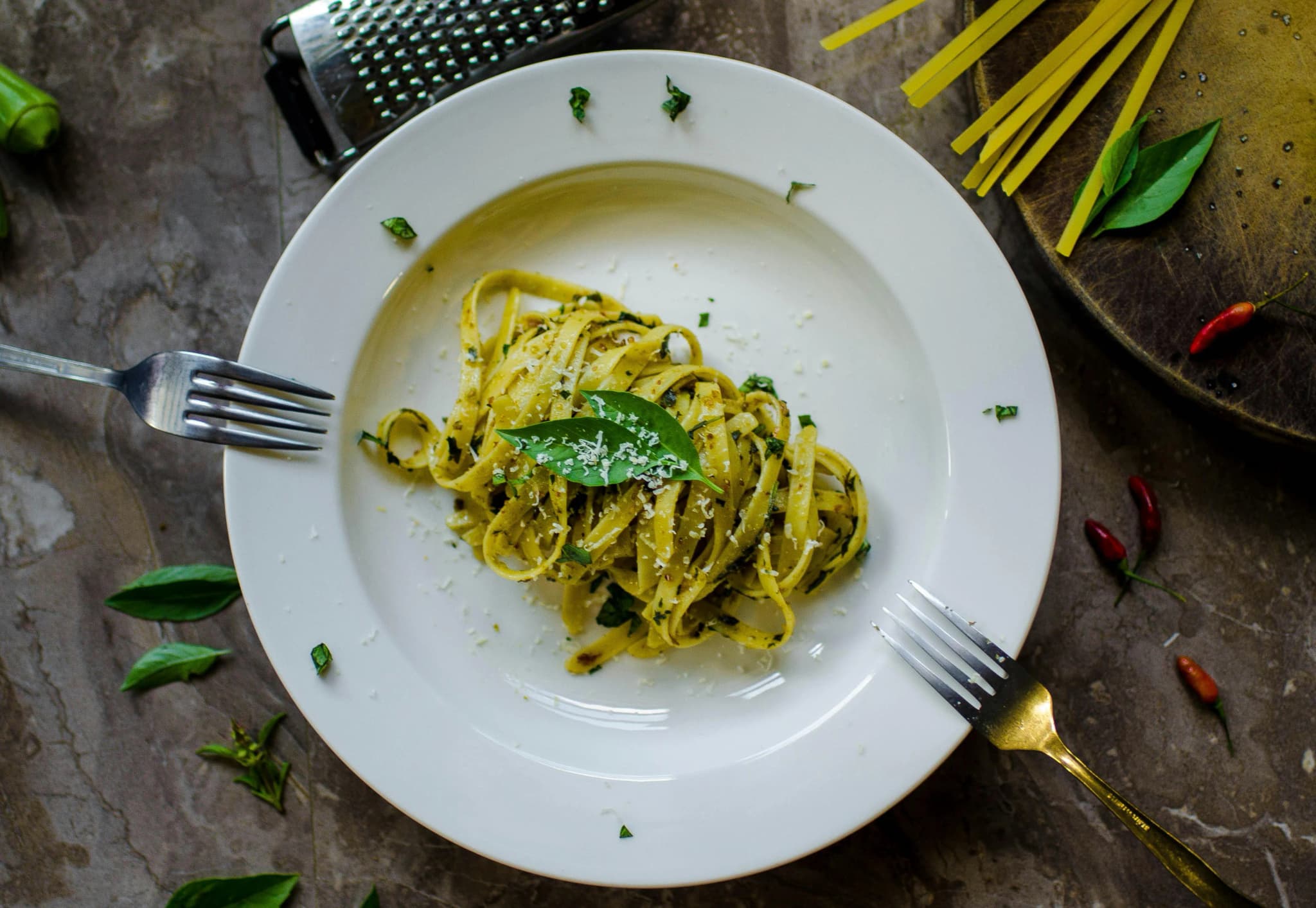 Paste integrale cu pesto de busuioc - Rețetă