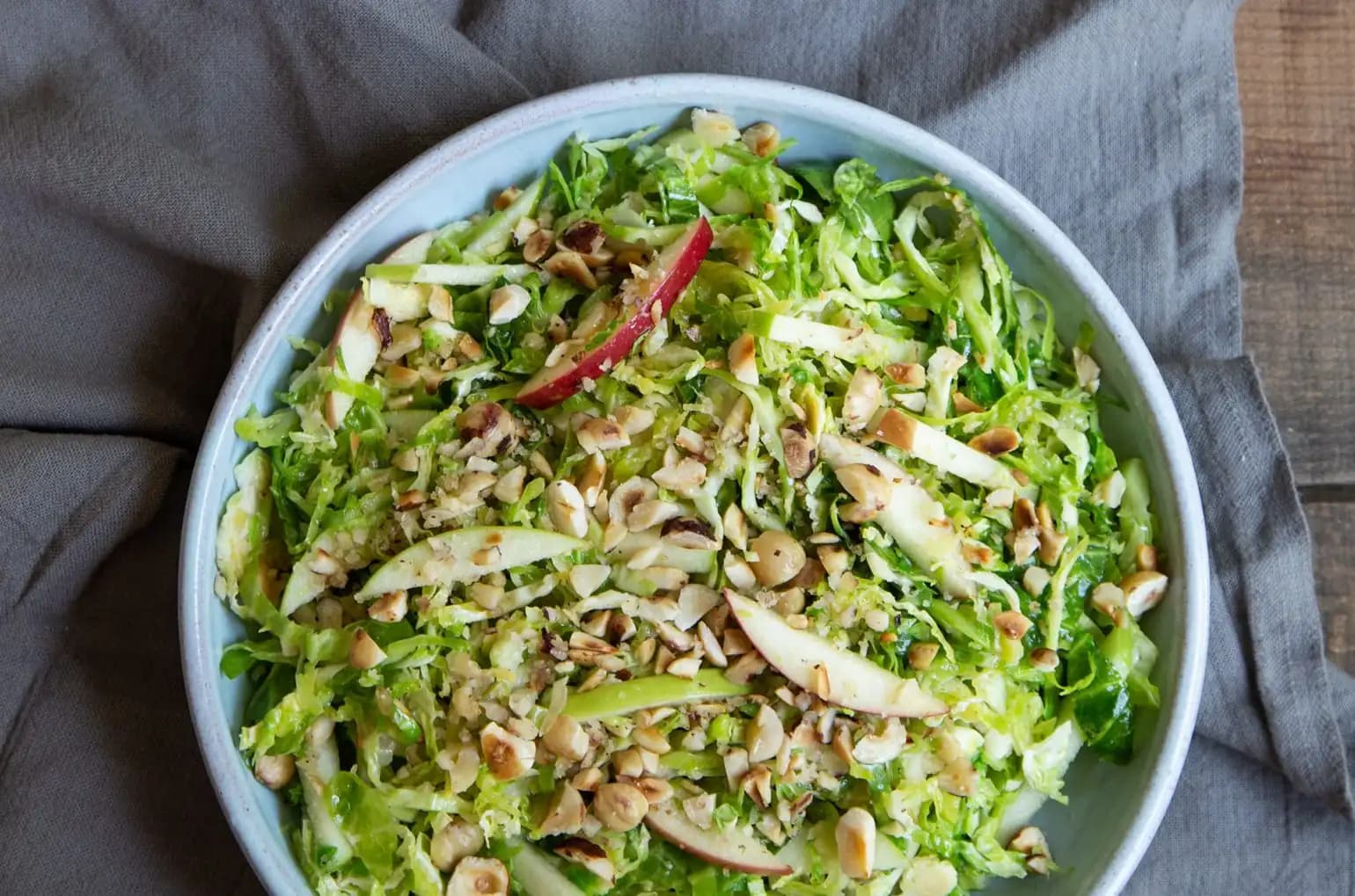 Piept de Pui la Grătar cu Salată de Varză și Mere - Rețetă