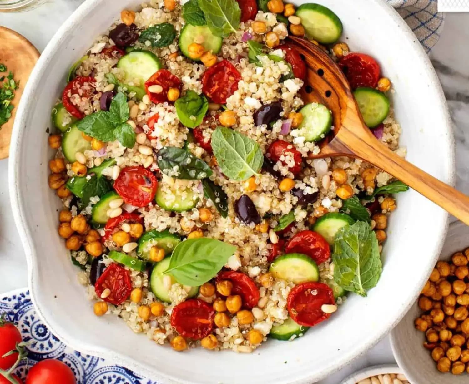 Salată de Quinoa cu Legume și Năut - Rețetă