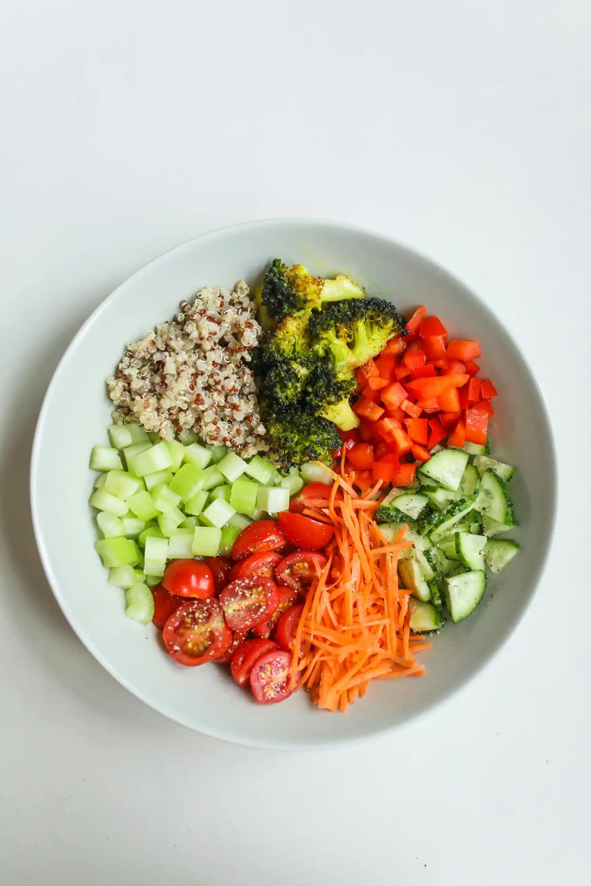 Salată de quinoa cu legume proaspete - Rețetă rapidă
