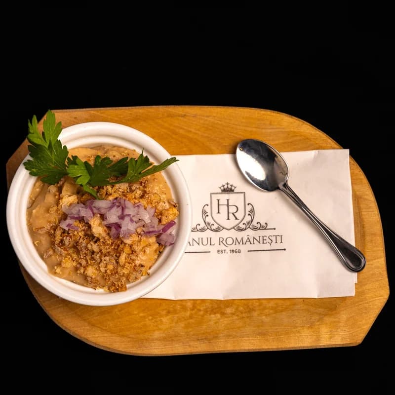 Fasole bătută cu ceapa caramelizata