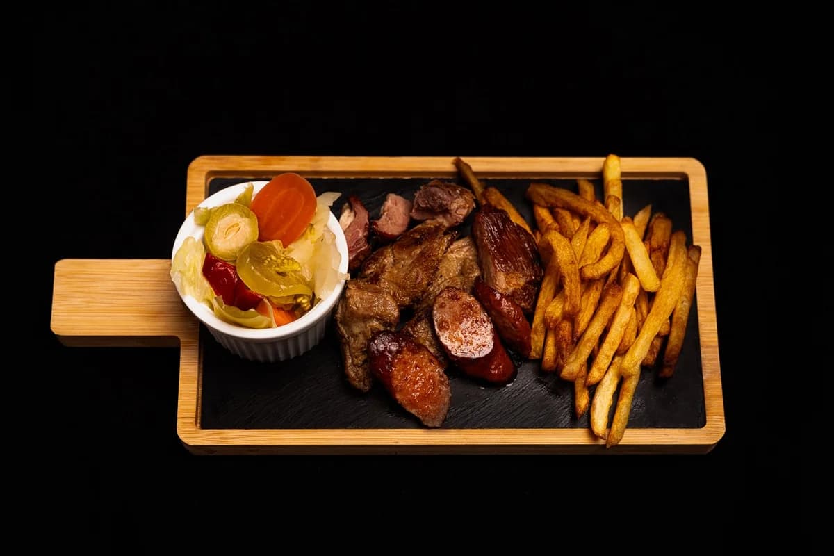Carne la garnita cu cartofi prăjiți și murături