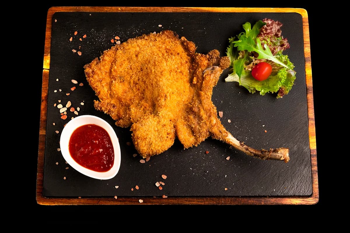 Șnițel din tomahawk de porc cu os