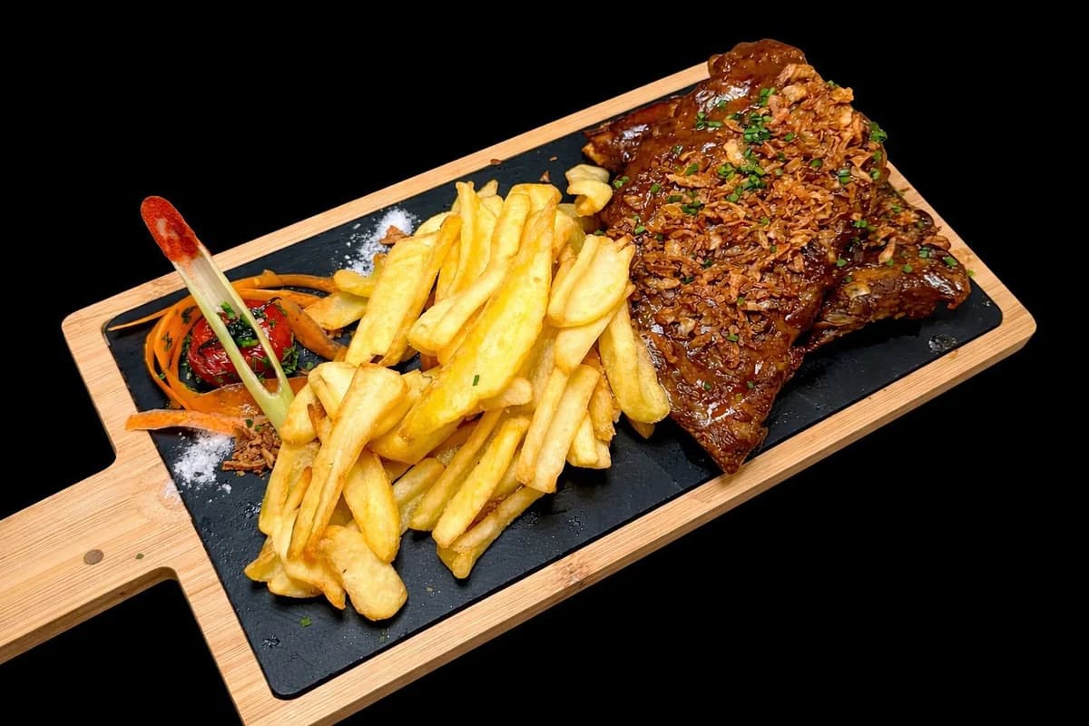 Coaste de porc la cuptor cu cartofi prăjiți și sos barbeque
