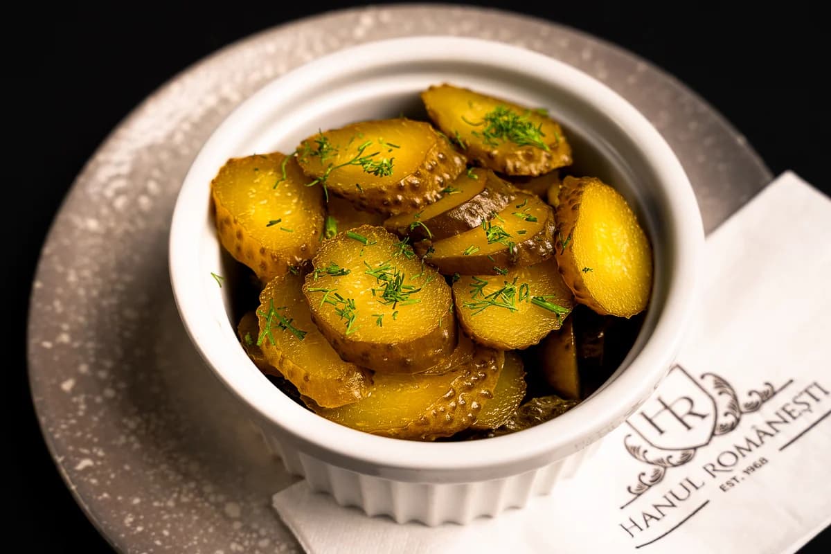 Salata de castraveți murate în saramura