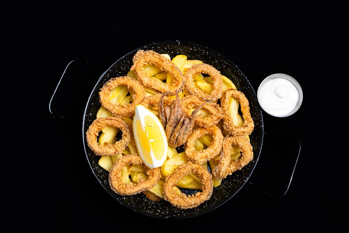 Calamar pane pe pat de cartofi