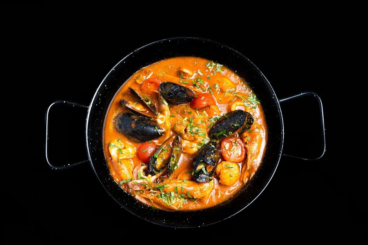 Tigaie picantă cu fructe de mare