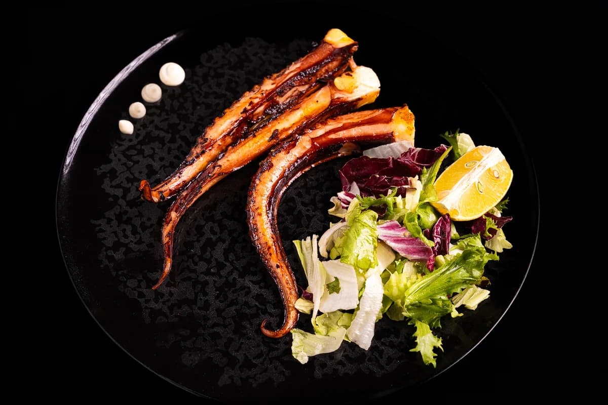 Tentacule de calamar la grătar cu salată