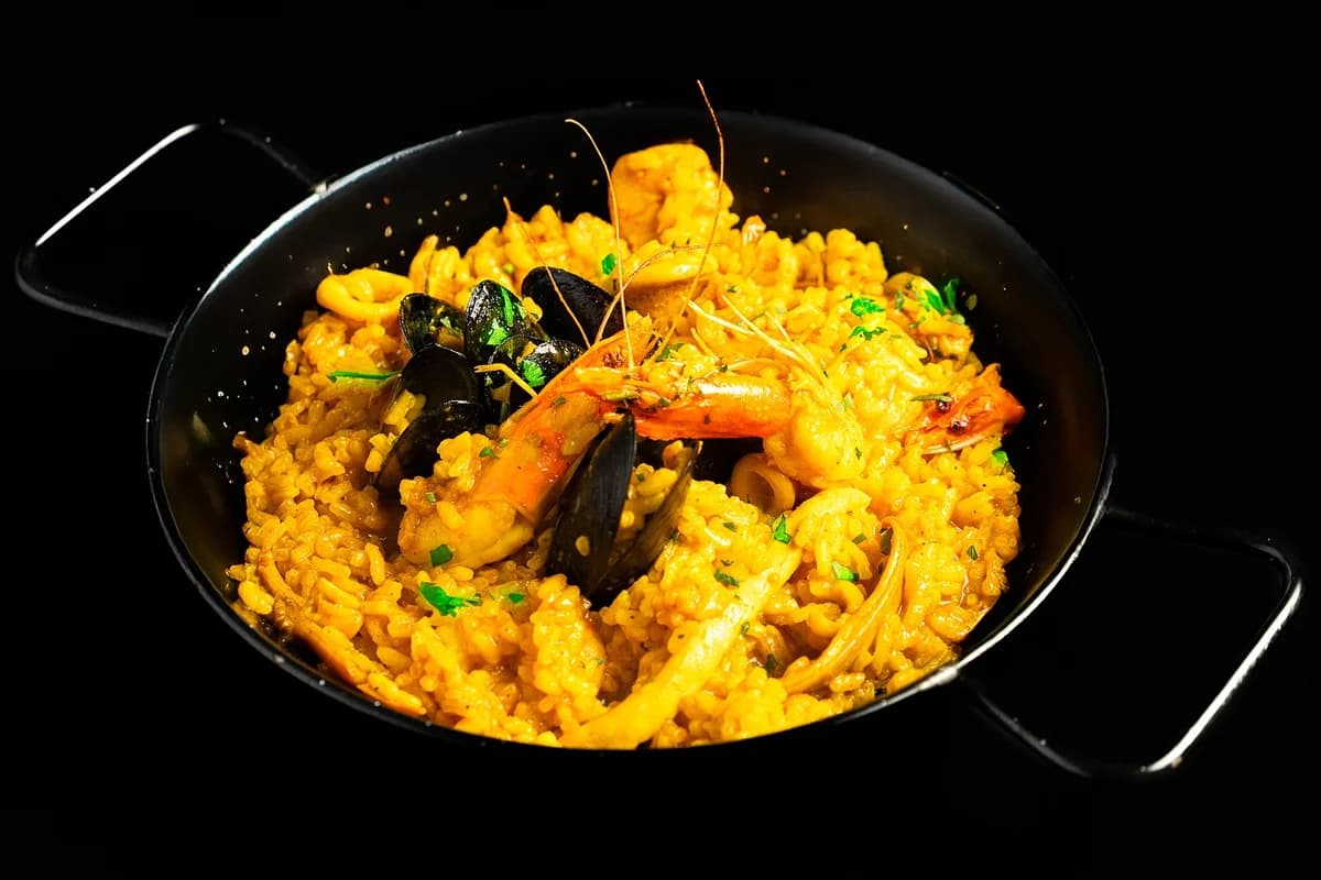Paella cu fructe de mare