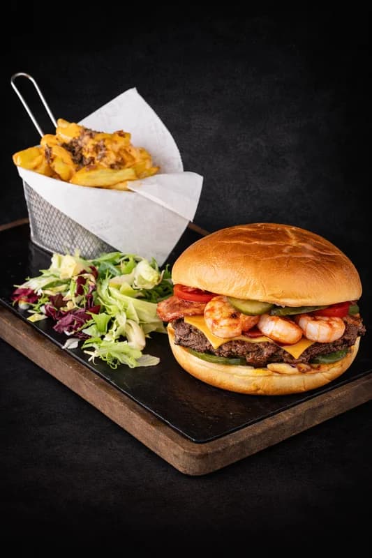 Burger Surf and Turf cu cartofi prăjiți si sos cheddar