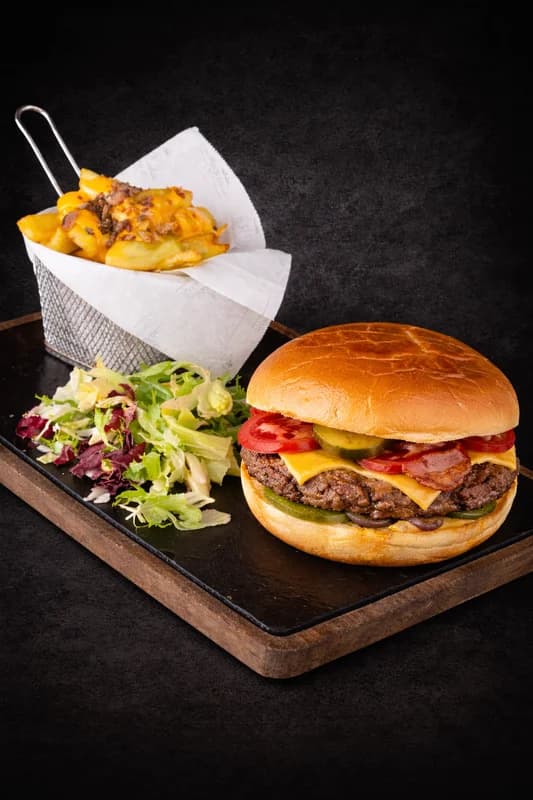 Burger de vita cu cartofi prăjiți și sos cheddar